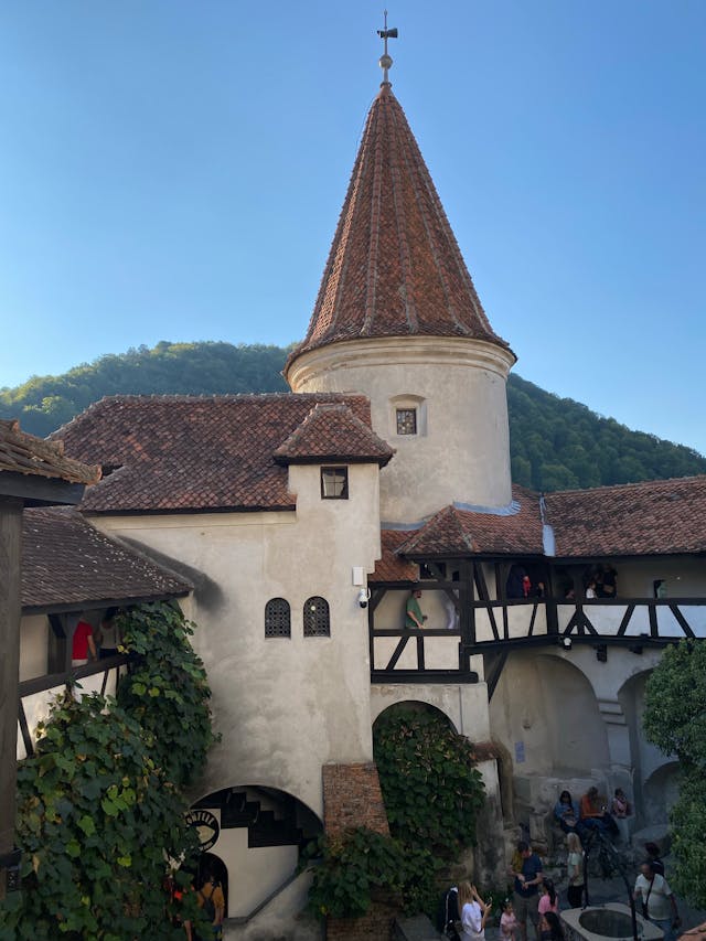 O zi cat o vacanta - Mausoleul de la Mateias – Cheile si Pestera Dambovicioara – Castelul Bran