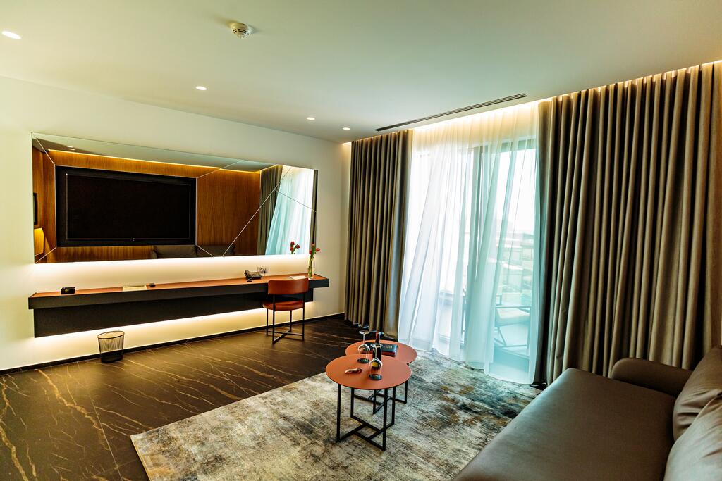 Marina Bay Luxury Resort & Spa Hotel